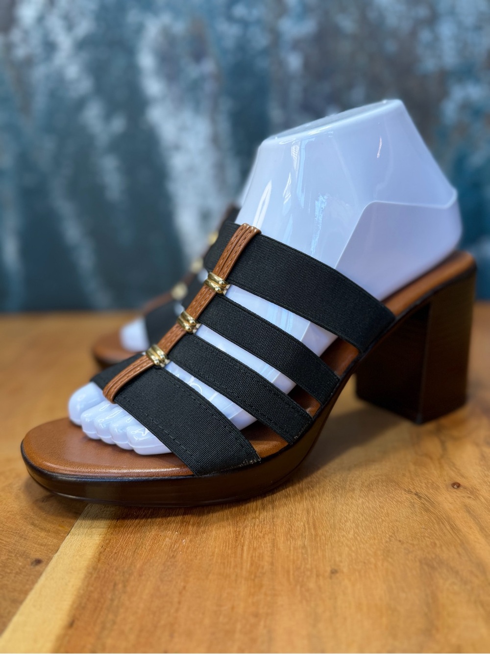 Italian Shoemakers Classic Black/Tan Strappy Block Heel Sandals 7.5 (GUC)